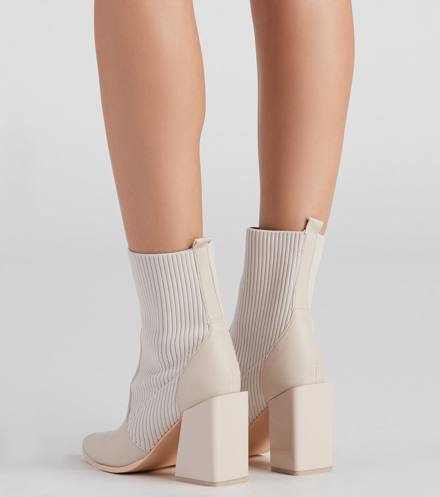 Botin ajustado , facil de poner , mitad elastico.
