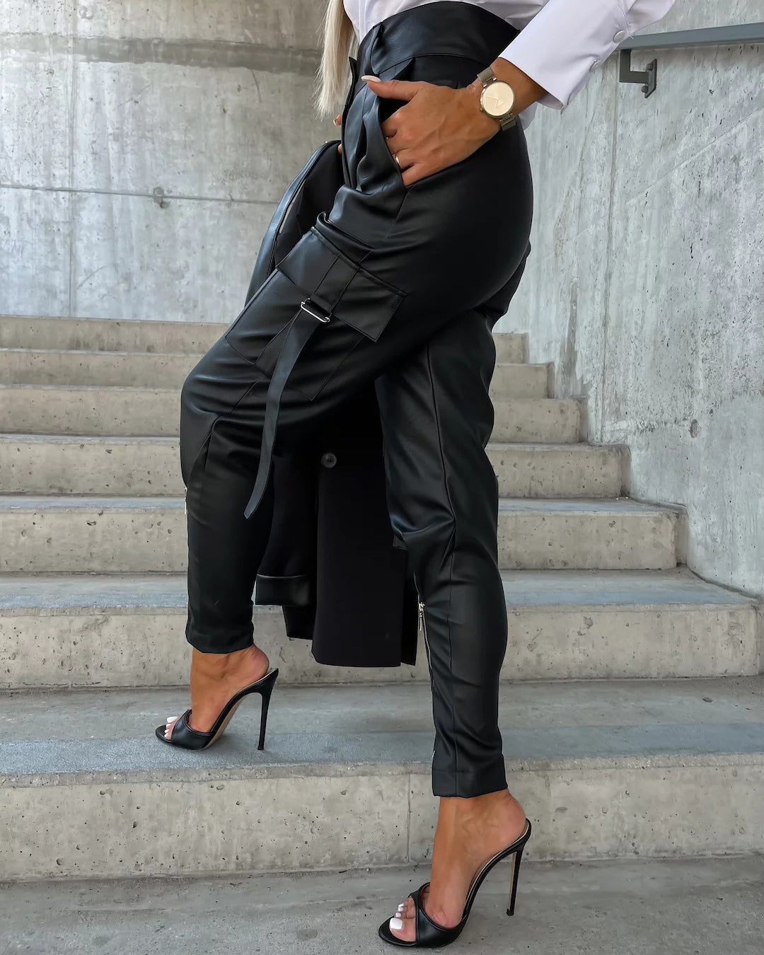 Pantalones de cuero sintético con bolsillos y cremallera y cintura ajustada