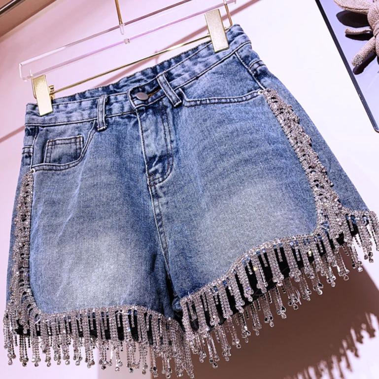 Leyla| pantalon corto con detalles brillantes.