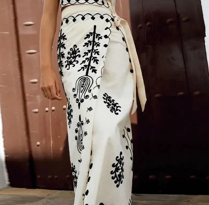 Conjunto de dos piezas con top sin mangas y falda fluida estampada