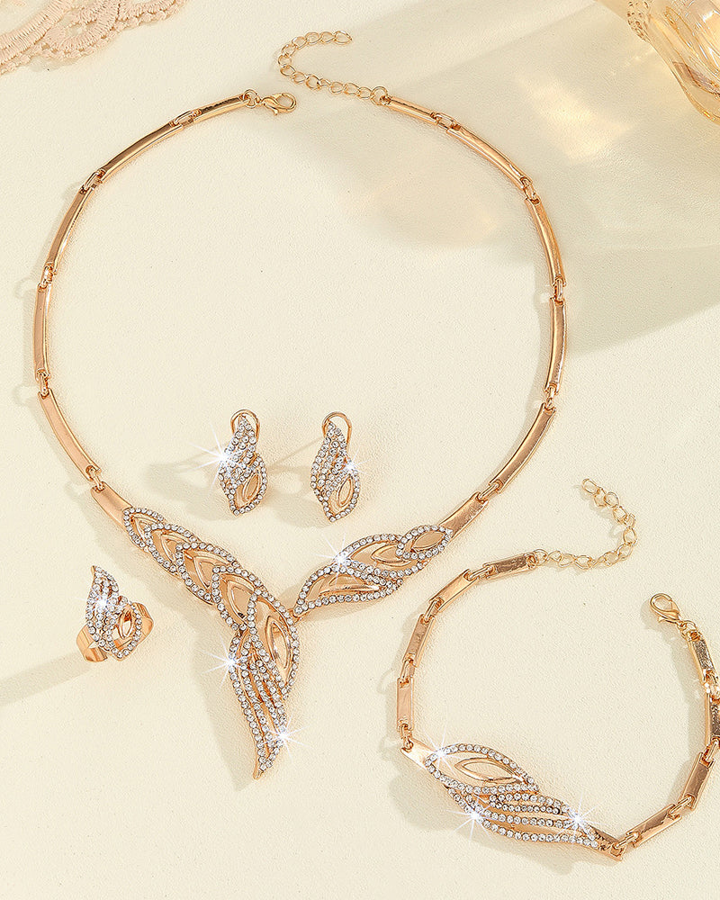 Conjunto de cuatro piezas de joyería de hoja dorada con incrustaciones de diamantes