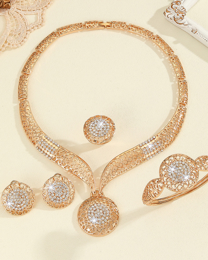 Conjunto de cuatro piezas de collar, pendientes, anillo y pulsera con círculo de diamantes