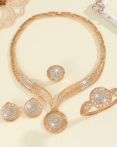Conjunto de cuatro piezas de collar, pendientes, anillo y pulsera con círculo de diamantes