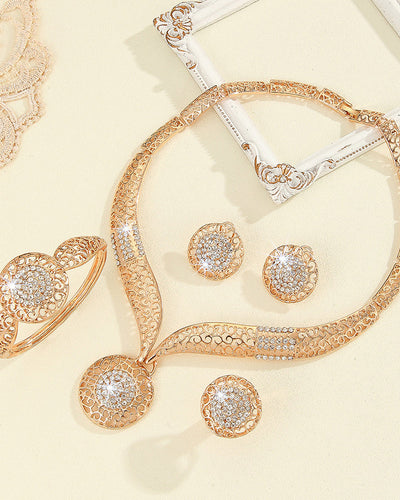 Conjunto de cuatro piezas de collar, pendientes, anillo y pulsera con círculo de diamantes