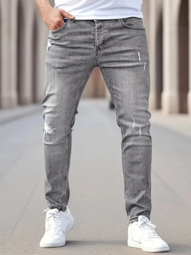 Marco – Denim Rasgado Clásico y Cool