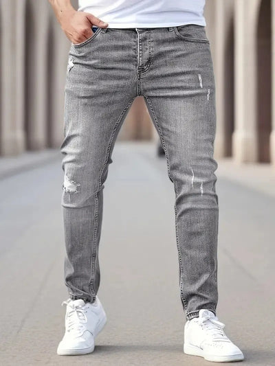 Marco – Denim Rasgado Clásico y Cool