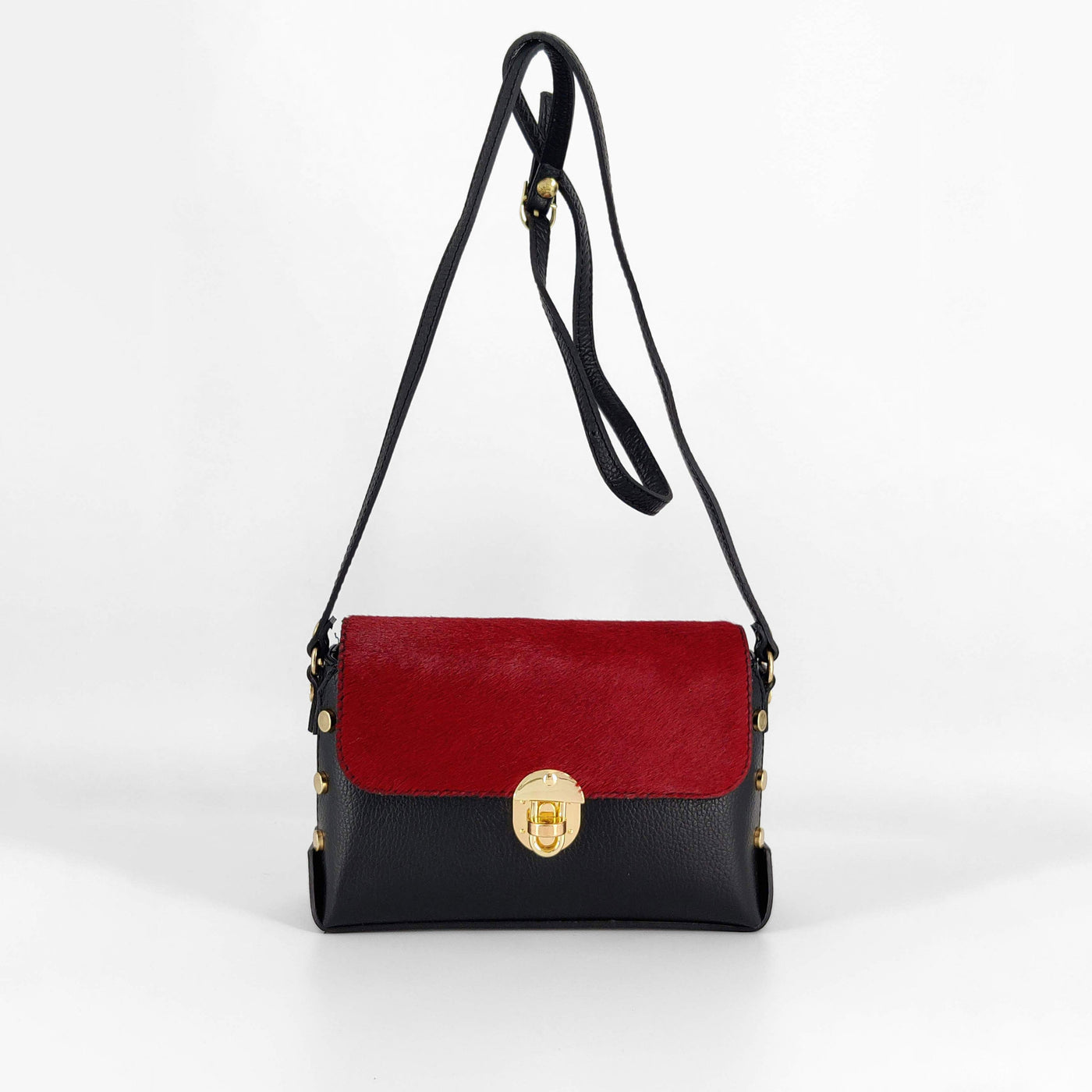 Bolso tipo caja, de piel y solapa de pelo rojo con hebilla