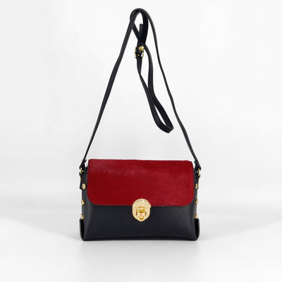 Bolso tipo caja, de piel y solapa de pelo rojo con hebilla