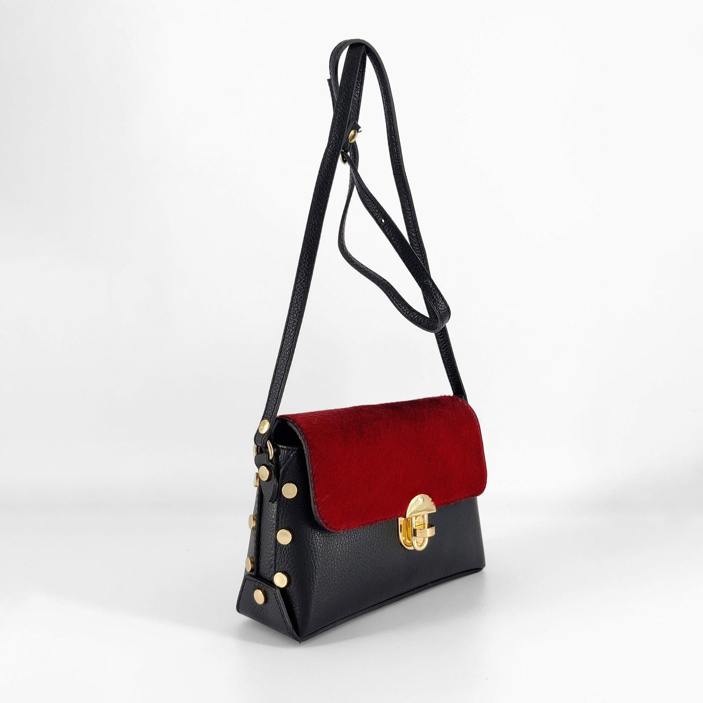 Bolso tipo caja, de piel y solapa de pelo rojo con hebilla