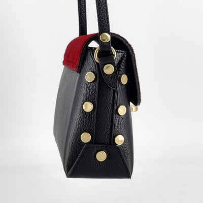 Bolso tipo caja, de piel y solapa de pelo rojo con hebilla
