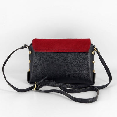 Bolso tipo caja, de piel y solapa de pelo rojo con hebilla