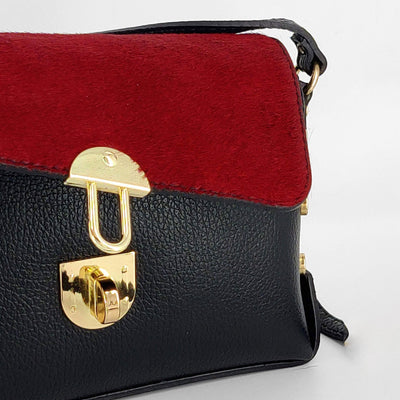 Bolso tipo caja, de piel y solapa de pelo rojo con hebilla