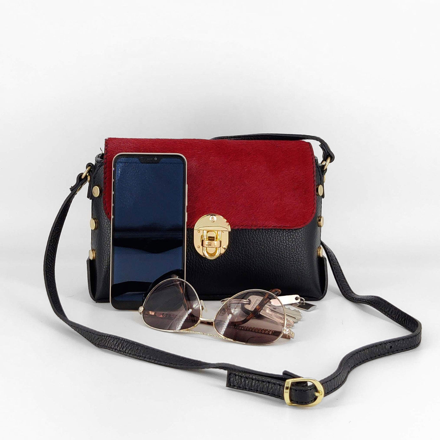 Bolso tipo caja, de piel y solapa de pelo rojo con hebilla