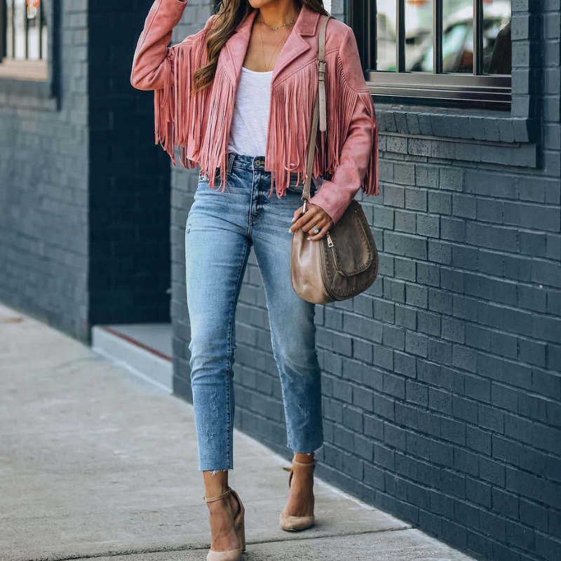 Margot |chaqueta, estilo moderno otoñal, con un toque de movimiento.