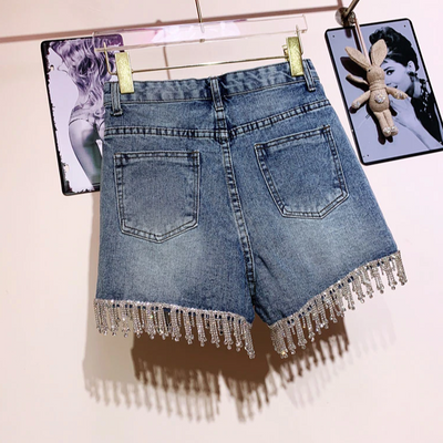 Leyla| pantalon corto con detalles brillantes.