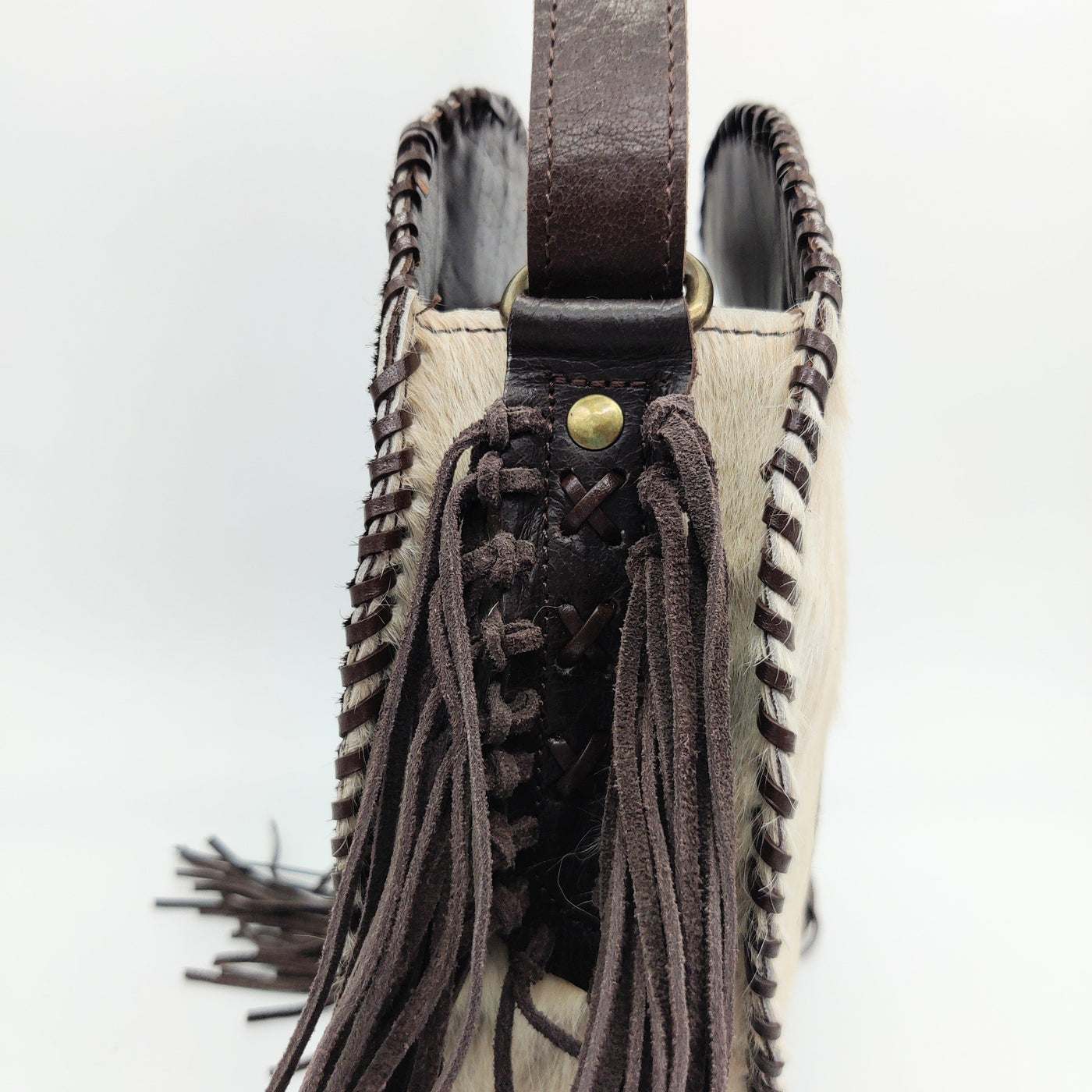 Bolso redondo de potro con flecos