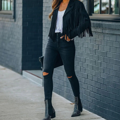 Margot |chaqueta, estilo moderno otoñal, con un toque de movimiento.