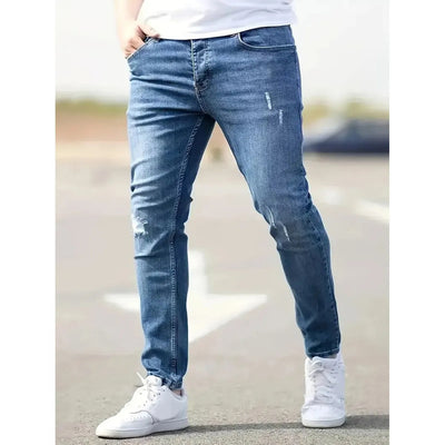 Marco – Denim Rasgado Clásico y Cool