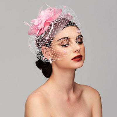 Tocados elegantes con diadema de clip, plumas y flores florales.