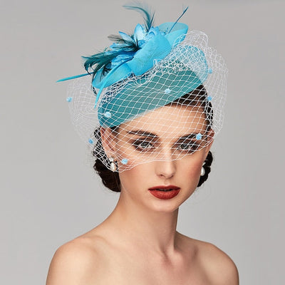 Tocados elegantes con diadema de clip, plumas y flores florales.