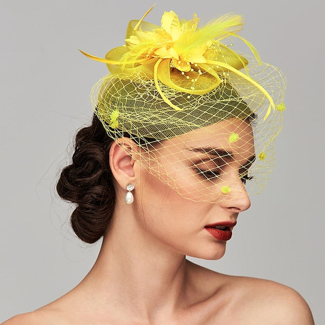 Tocados elegantes con diadema de clip, plumas y flores florales.