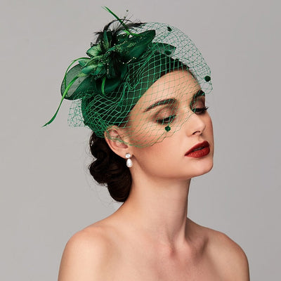 Tocados elegantes con diadema de clip, plumas y flores florales.