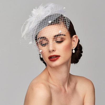 Tocados elegantes con diadema de clip, plumas y flores florales.