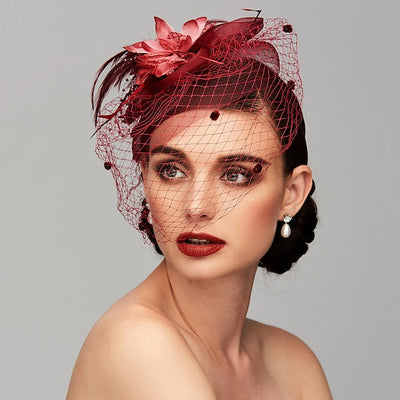 Tocados elegantes con diadema de clip, plumas y flores florales.