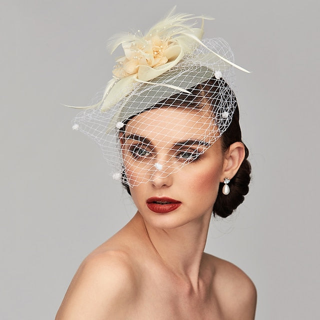 Tocados elegantes con diadema de clip, plumas y flores florales.