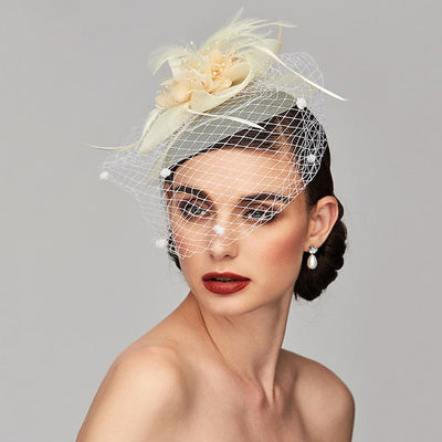 Tocados elegantes con diadema de clip, plumas y flores florales.