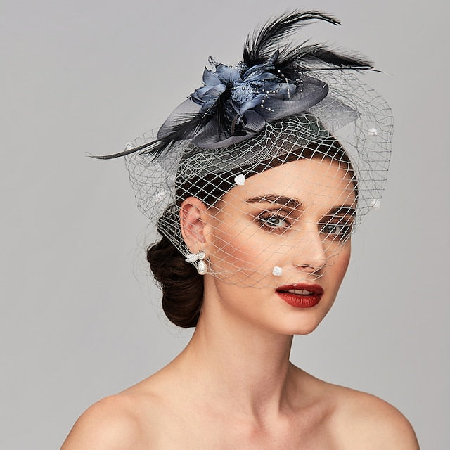 Tocados elegantes con diadema de clip, plumas y flores florales.