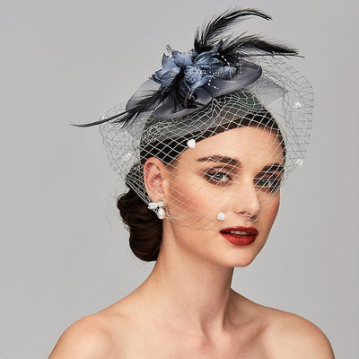 Tocados elegantes con diadema de clip, plumas y flores florales.