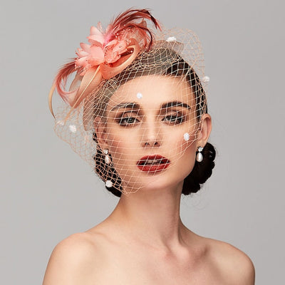 Tocados elegantes con diadema de clip, plumas y flores florales.
