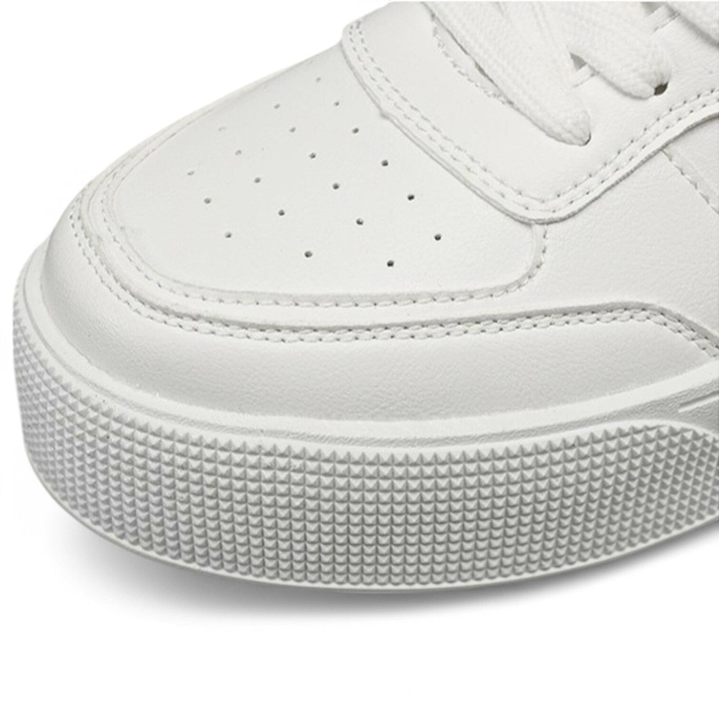 Zapatillas bajas de hombre con suela gruesa y acabado limpio.