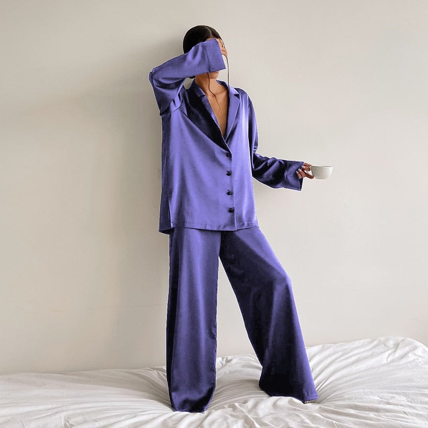 Pijama satinado oversize de dos piezas para mujer .