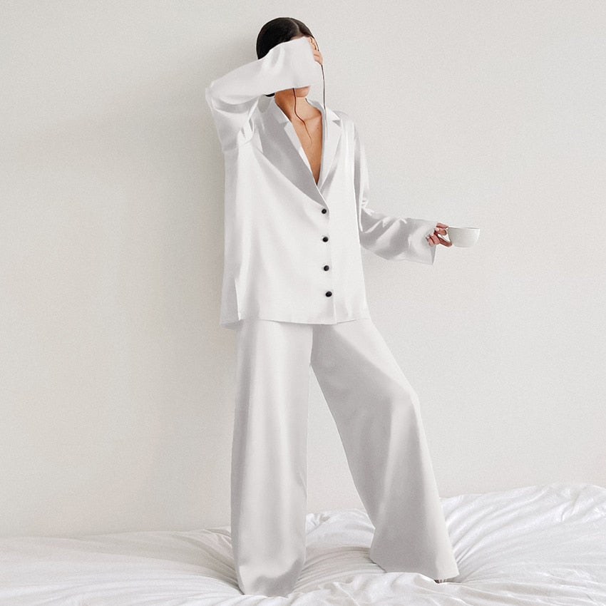 Pijama satinado oversize de dos piezas para mujer .
