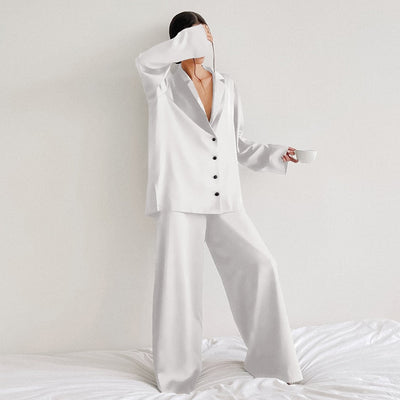 Pijama satinado oversize de dos piezas para mujer .