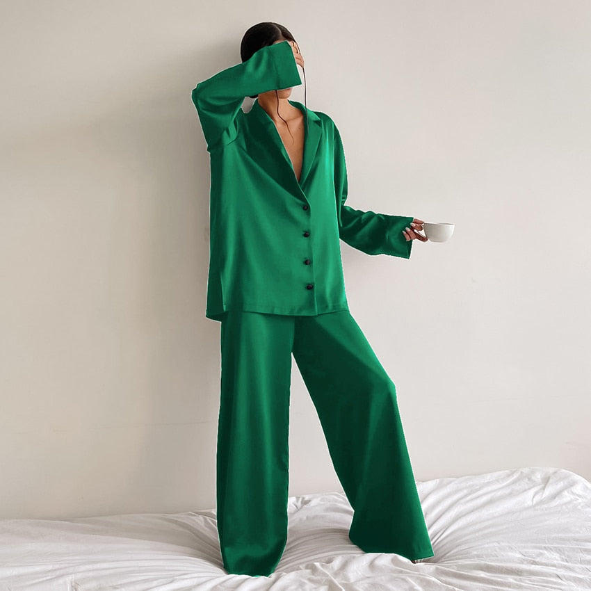 Pijama satinado oversize de dos piezas para mujer .