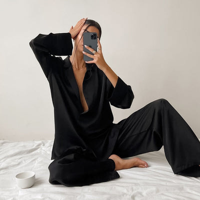 Pijama satinado oversize de dos piezas para mujer .