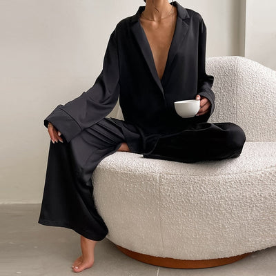 Pijama satinado oversize de dos piezas para mujer .