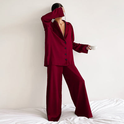 Pijama satinado oversize de dos piezas para mujer .