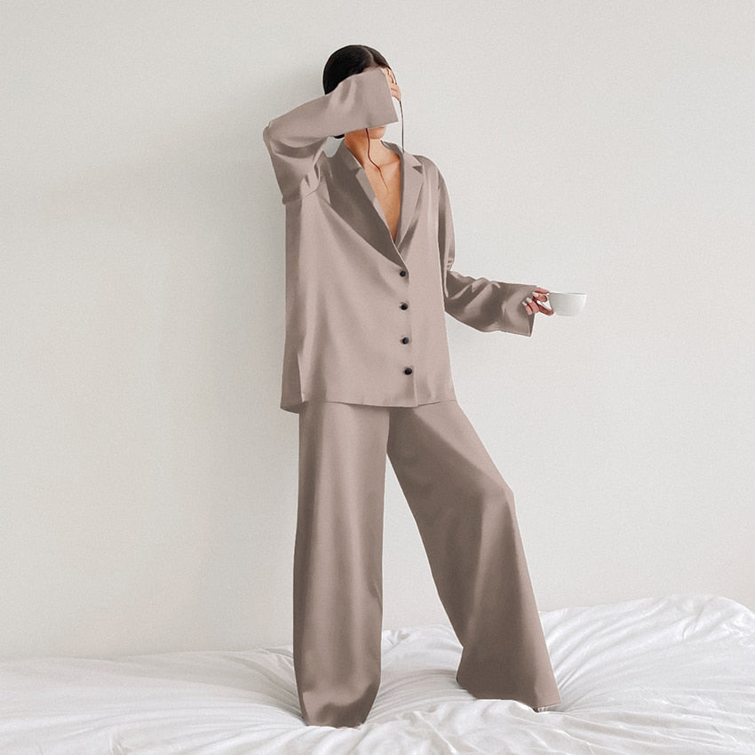 Pijama satinado oversize de dos piezas para mujer .
