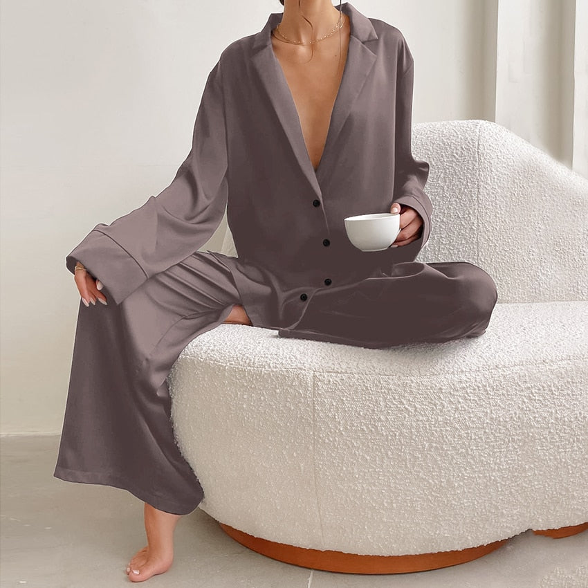 Pijama satinado oversize de dos piezas para mujer .