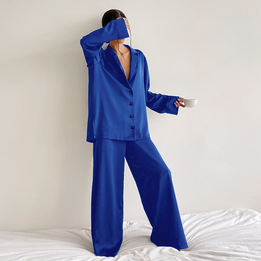 Pijama satinado oversize de dos piezas para mujer .