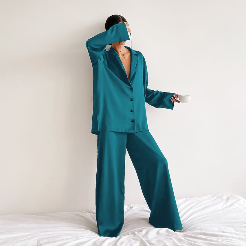 Pijama satinado oversize de dos piezas para mujer .