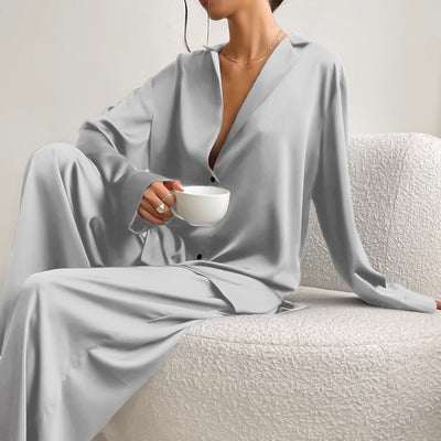 Pijama satinado oversize de dos piezas para mujer .