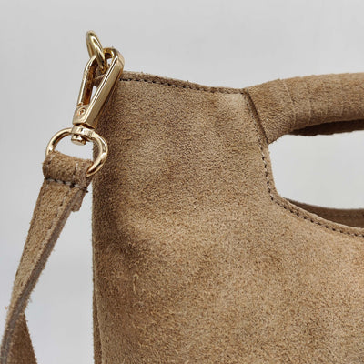 Bolso de ante con tachuelas