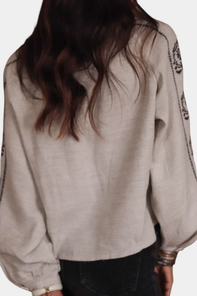 AMAYA| blusa suave, mezcla de lino con bordados.