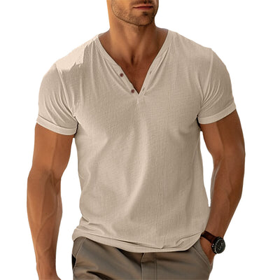 MATEO| Camiseta de hombre con cuello en V y detalle de botones .