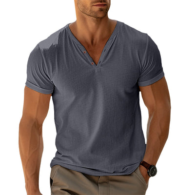 MATEO| Camiseta de hombre con cuello en V y detalle de botones .